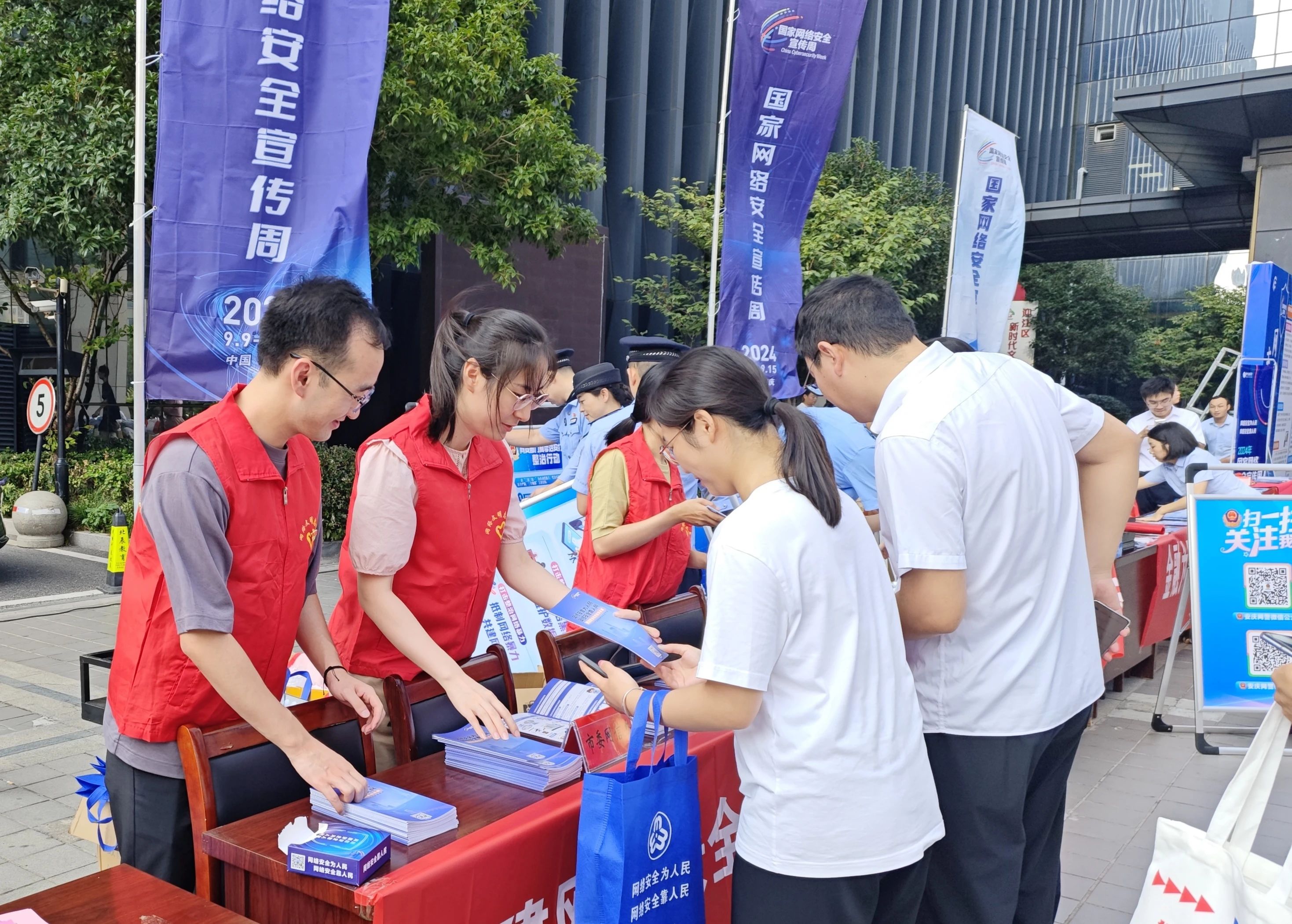 市委网信办开展“共建网络安全 共享网络文明”主题党日活动